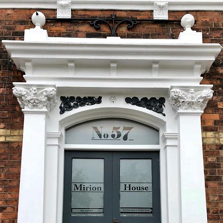No57 Aparthotel Крю Екстериор снимка