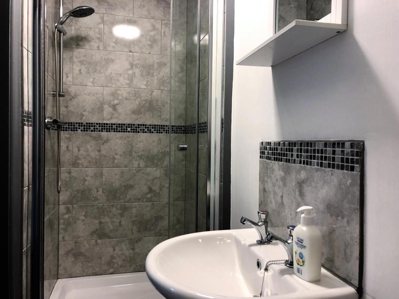 No57 Aparthotel Крю Екстериор снимка