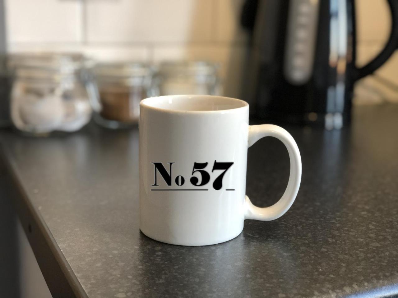 No57 Aparthotel Крю Екстериор снимка