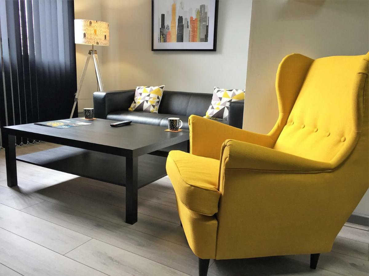 No57 Aparthotel Крю Екстериор снимка